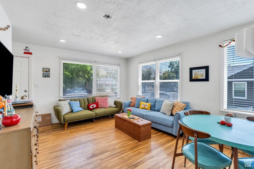 Building Photo - 555 800 E