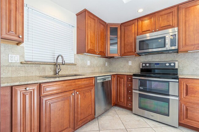 Building Photo - 121 Golden Isles Dr