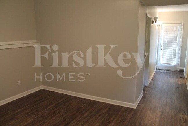 Building Photo - 619 N Crest Dr