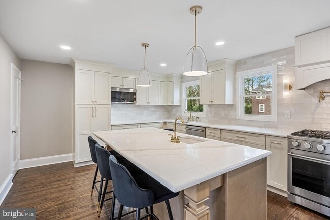 Building Photo - 113 W Albertson Ave