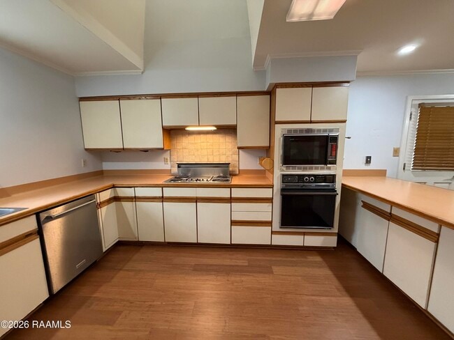 Building Photo - 1103 E Bayou Pkwy