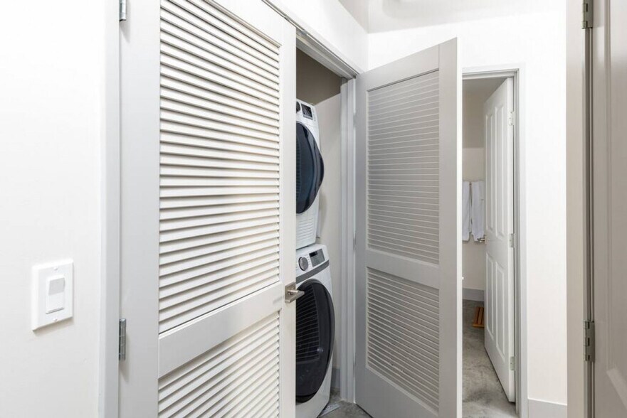 Building Photo - 1009 W Juneau Ave