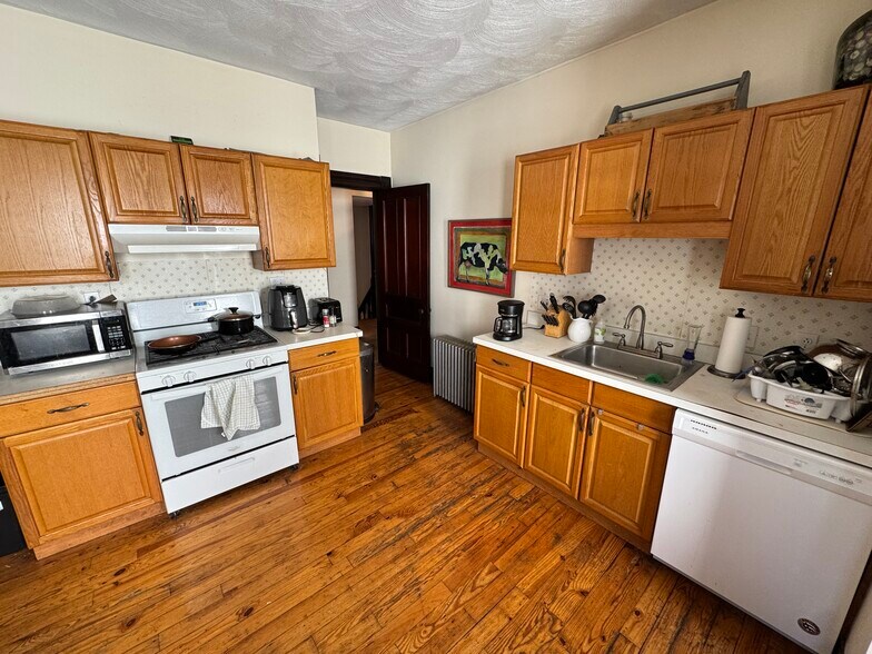 Building Photo - 211 Holland St