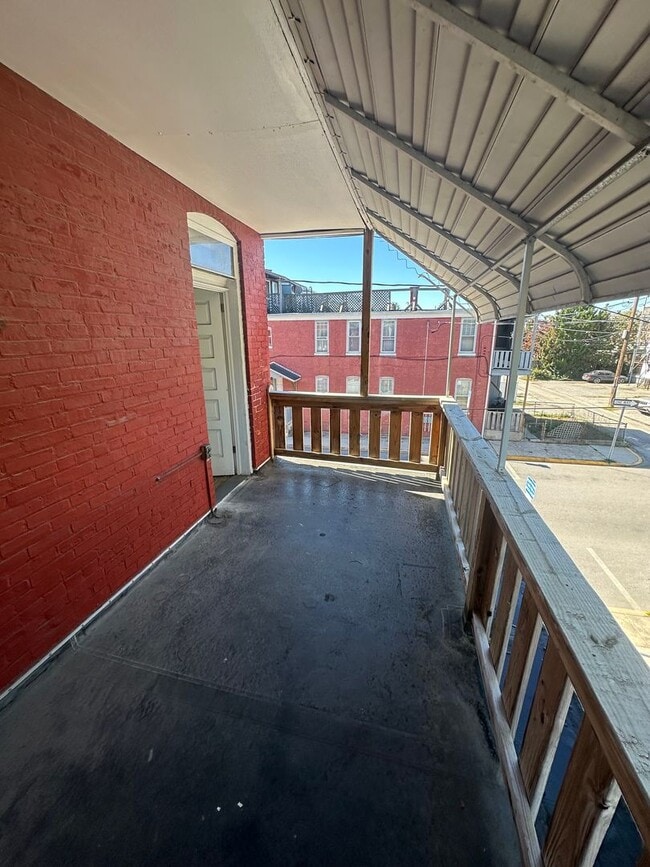Building Photo - 1047 W Poplar St