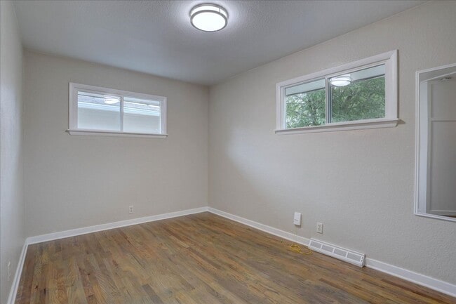 Building Photo - Beautifully renovated ranch home with drea...