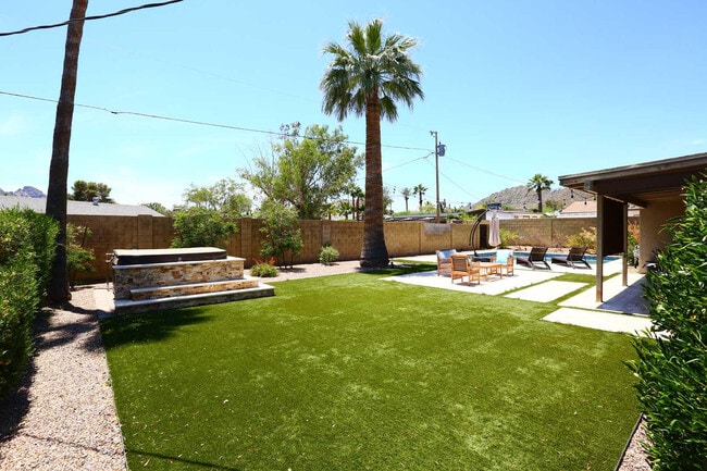 Building Photo - 2611 E Cheryl Dr