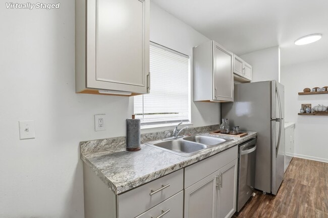 Building Photo - 3 Bedroom House off Juniper Drive!