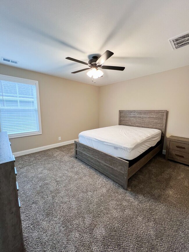 Building Photo - Move-In Specials Available! Beautiful Sing...