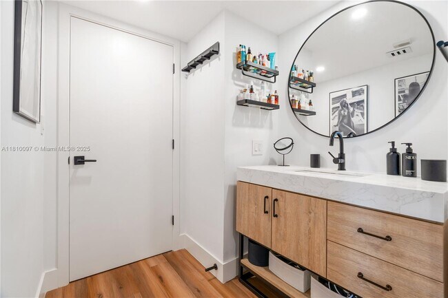 Building Photo - 520 Brickell Key Dr
