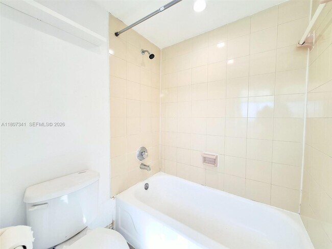 Building Photo - 2011 Bay Dr