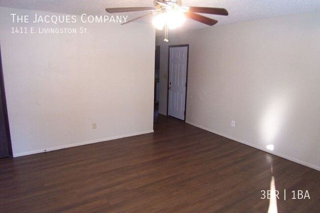 Building Photo - 3 Bedroom 1 Bath One Block from Fremont El...