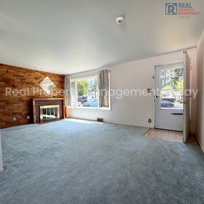Building Photo - Charming 3 Bedroom Rambler!