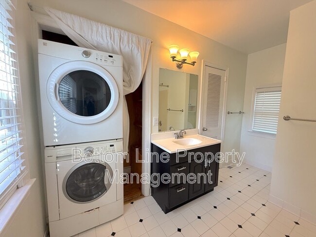 Building Photo - 2417 Bay St