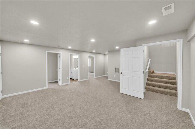 Building Photo - "Spacious 5-Bed, 3-Bath Home in Cedar City - 2964 Sq. Ft. of Comfort in Canyon Gate Subdivision! "