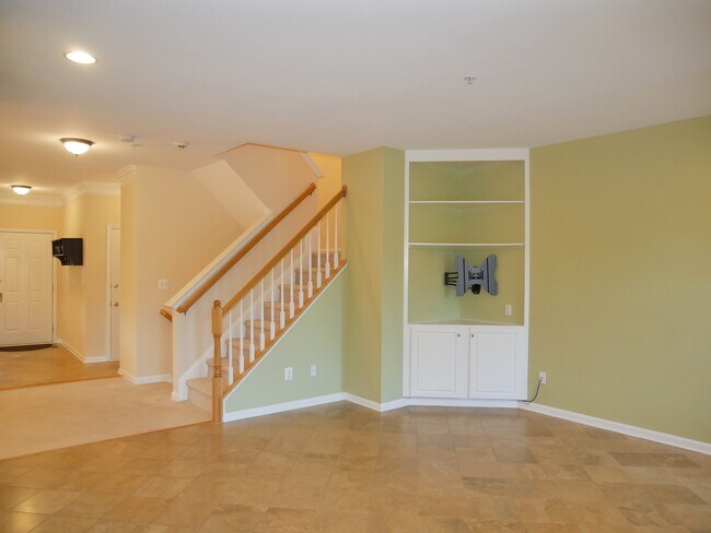 Building Photo - Gorgeous Former Model 4 Bed 2.5 Bath Townh...