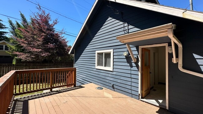 Building Photo - 4bd 2 bath Home in Westmoreland, Portland:...