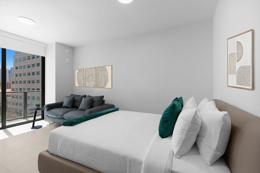 Building Photo - 501 NE 1st Ave