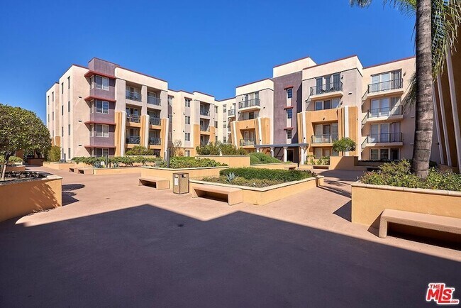 Building Photo - 360 W Ave 26