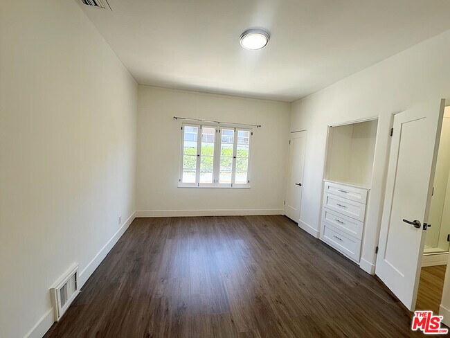 Building Photo - 126 N Hamilton Dr