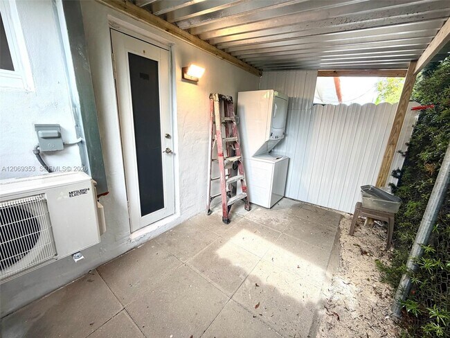 Building Photo - 931 SW 82nd Ave