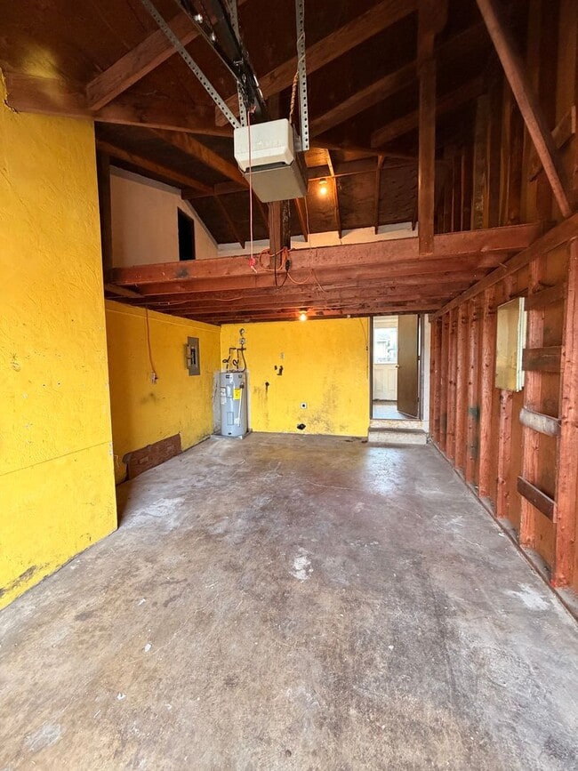Building Photo - 2-Bedroom 1-Bathroom Duplex in Springfield