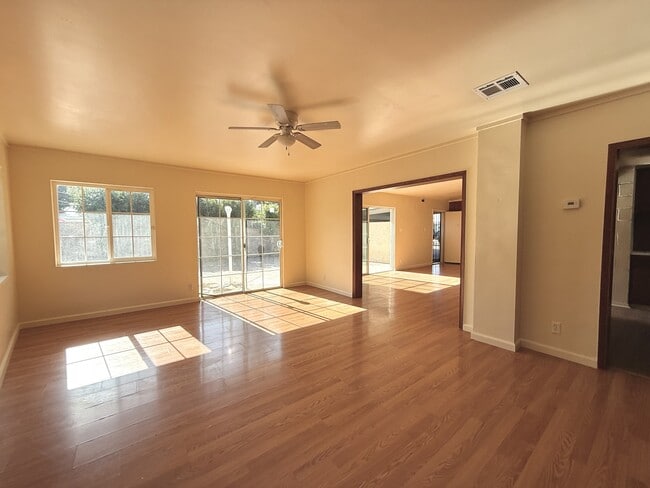 Building Photo - 13949 Oval Dr