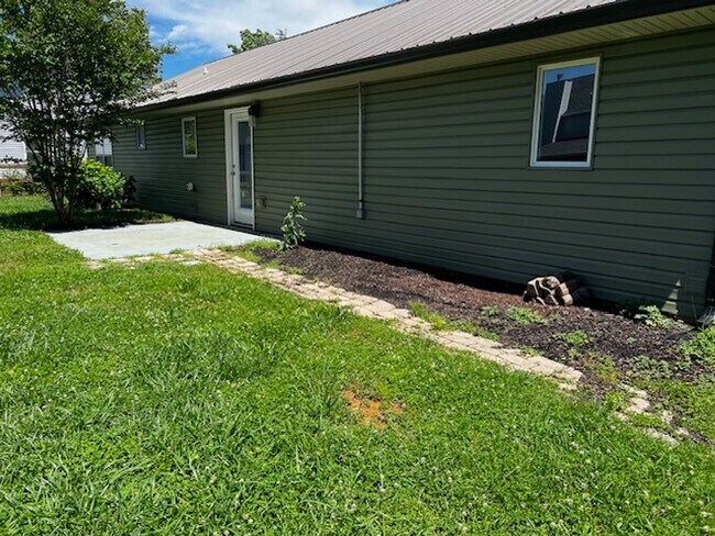 Building Photo - Maryville 37803 - 3 bedroom, 2 bath home -...