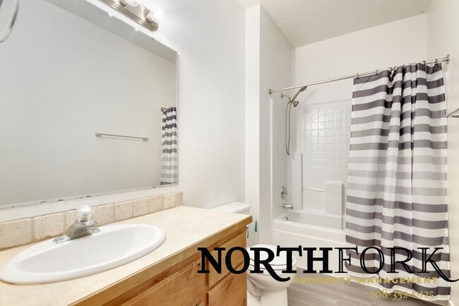 Building Photo - Charming 3-Bedroom Townhome in Prime Nampa...
