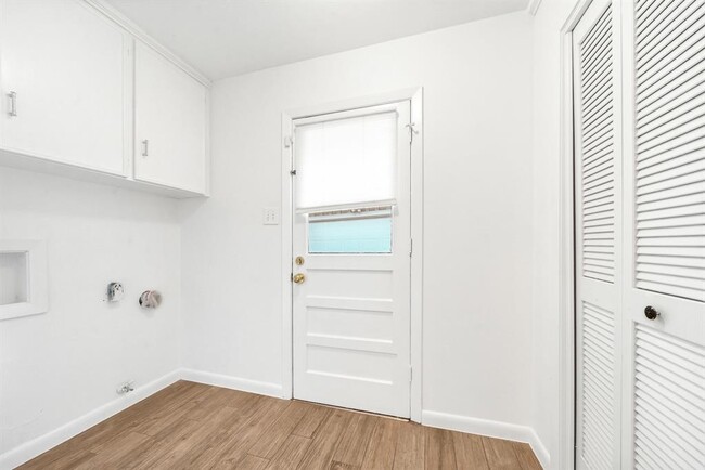 Building Photo - 10166 Hanka Dr