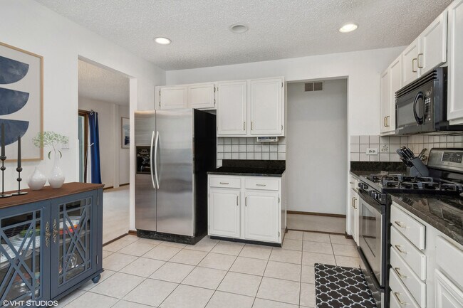 Building Photo - 6610 Pinehurst Ct