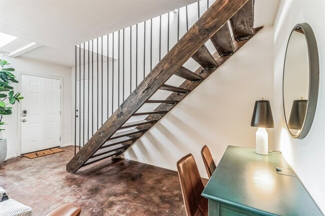 Building Photo - 1501 Rockdale Cir