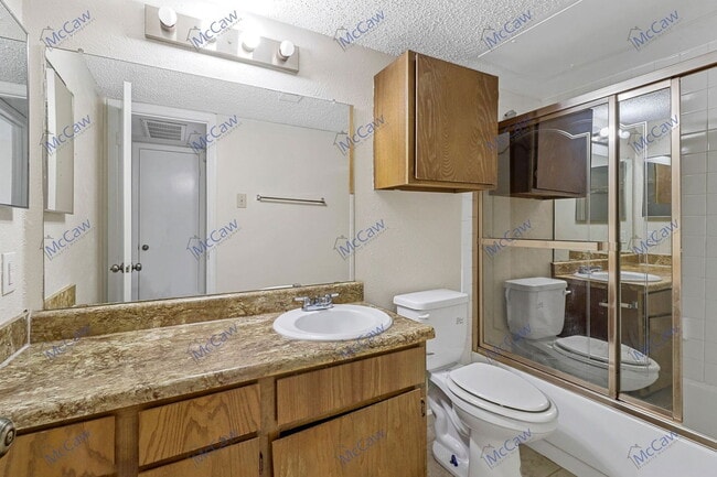 Building Photo - 9520 Royal Ln