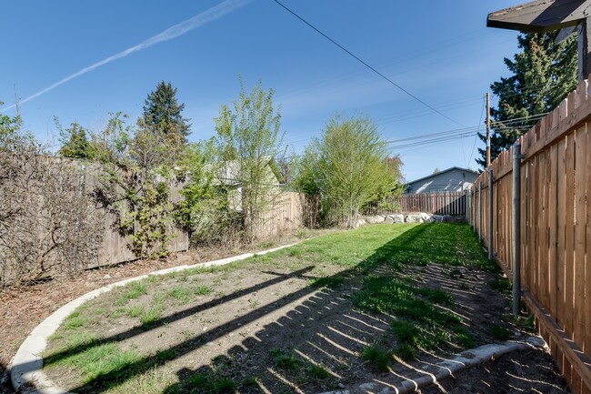 Building Photo - Shadle Park 3 Bedroom 2 Bath Home near Gar...