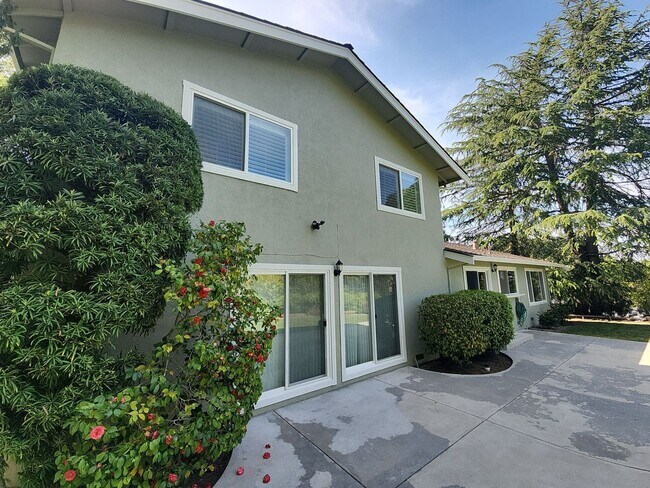 Building Photo - Large Single Family Home with Stunning Vie...