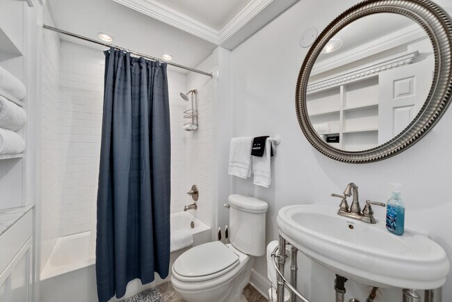 Building Photo - 2009 Wedgewood Cir