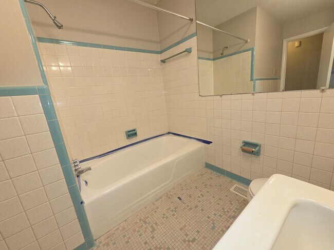 Building Photo - Renovated Kitchen, 3 BR / 3 BH home in Terry Sanford Area!