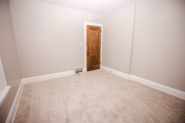 Building Photo - Beautiful two bedroom home with bonus room, fenced in back yard, garage, and full basement!