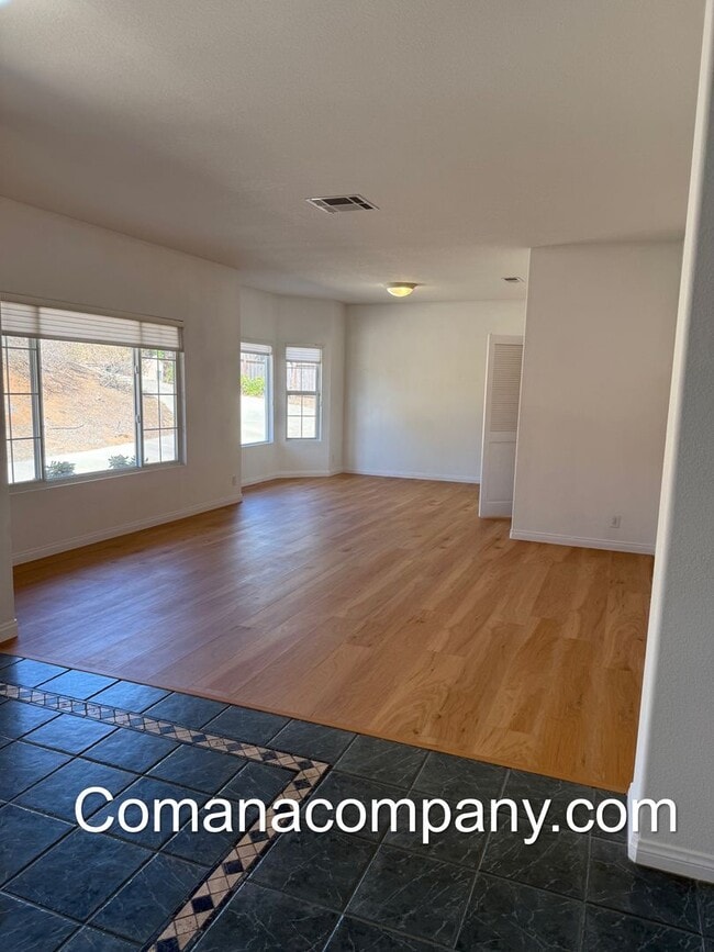 Building Photo - Gorgeous, spacious 3BR/2BA w views, yard, ...