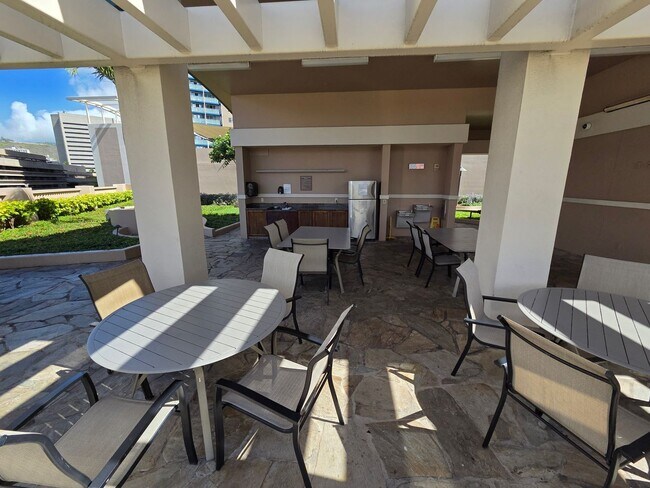 Building Photo - Immaculate Contemporary Living in Kaka‘ako- 2 bedroom, 2 bathroom, 2 covered parking stall, and I...