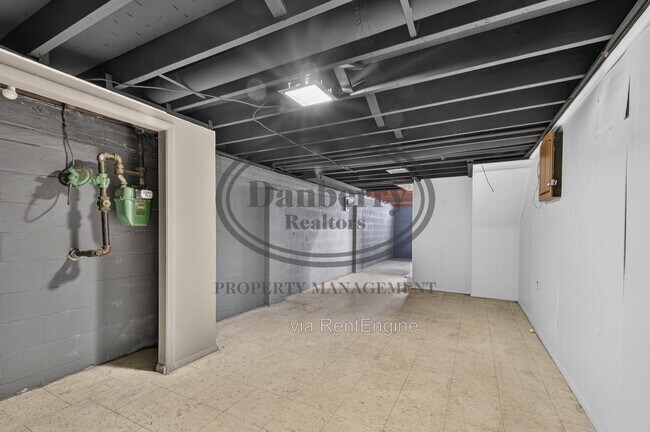 Building Photo - 6946 Kinsman Dr