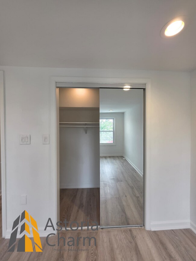 Building Photo - 3 Bedroom End Unit with Finished Basement and Fenced Yard on E 28th Street