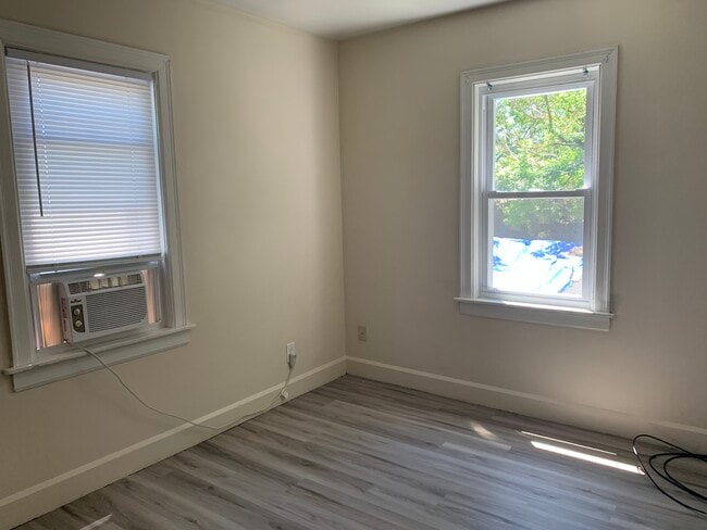 Building Photo - 1924 Maple Ave NE