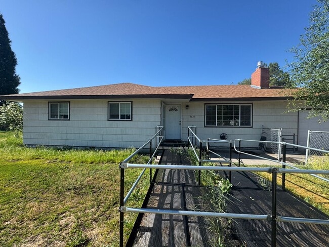 Building Photo - 3 bed 1 bath with large back yard - ONE SM...