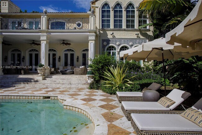 Building Photo - 5801 Pine Tree Dr