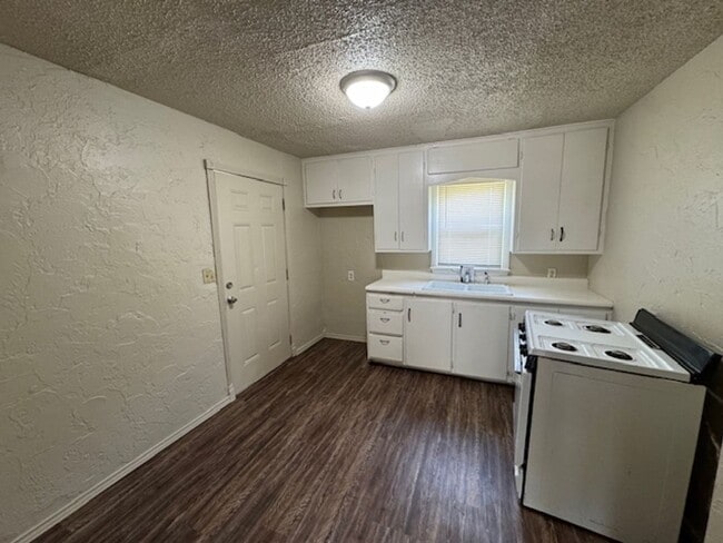 Building Photo - 2 bed 1 bath in OKC! New paint and ready f...