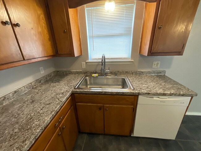 Building Photo - 2 Bed 1 Bath