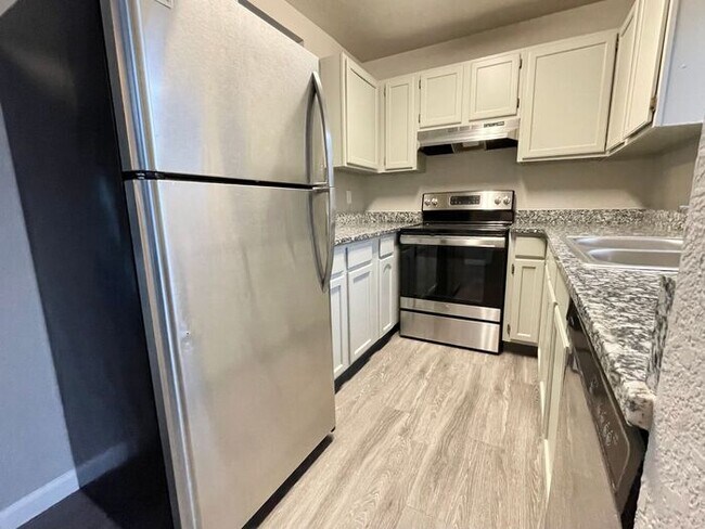 Building Photo - 3 Bed 2 Bath Townhouse, newly renovated!