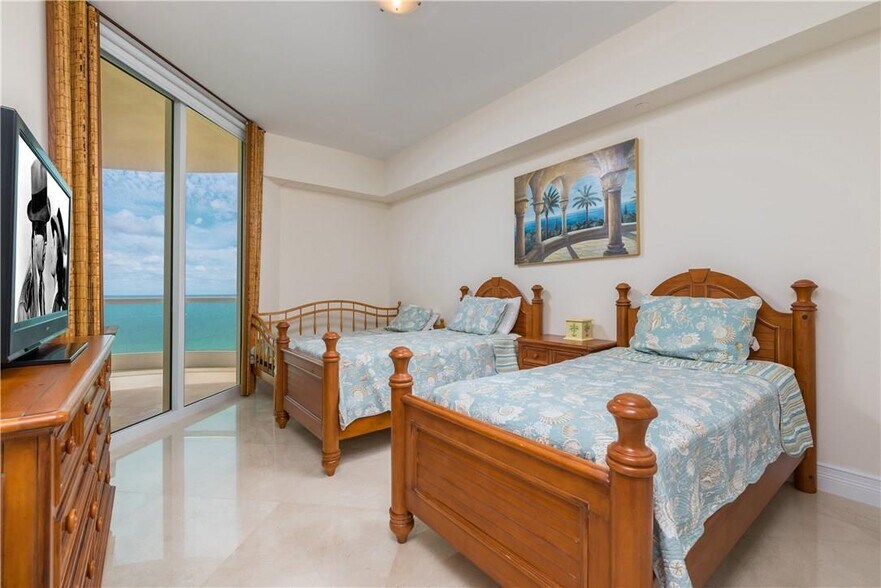 Building Photo - 16051 Collins Ave