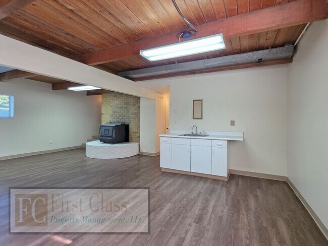 Building Photo - 298 SW Wallula Ave