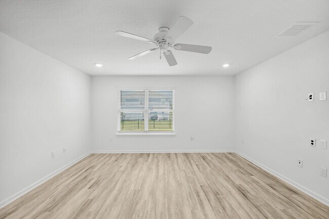 Building Photo - 39 Riverwalk Xing